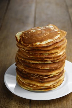 Beyaz tabakta krep yığını