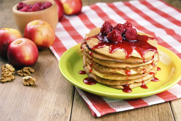 Beyaz tabakta krep yığını