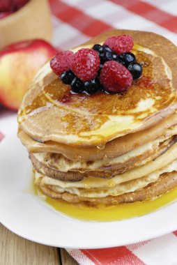 Beyaz tabakta krep yığını