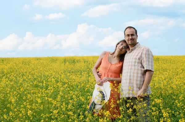 Homem e mulher felizes no prado amarelo — Fotografia de Stock