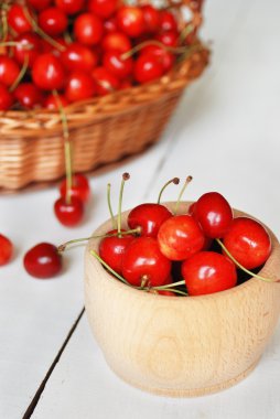 Beyaz tahta masada kiraz ile kase