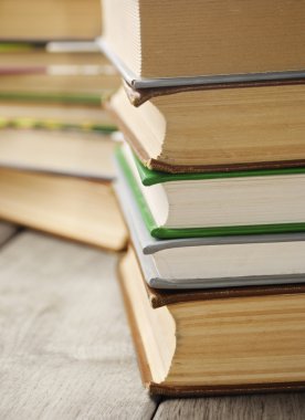 Masanın üzerine pek çok kitap