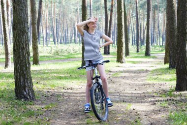 Orman onun bisiklet ile kız