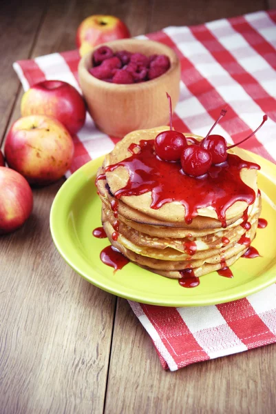 Haufen Pfannkuchen im weißen Teller — Stockfoto