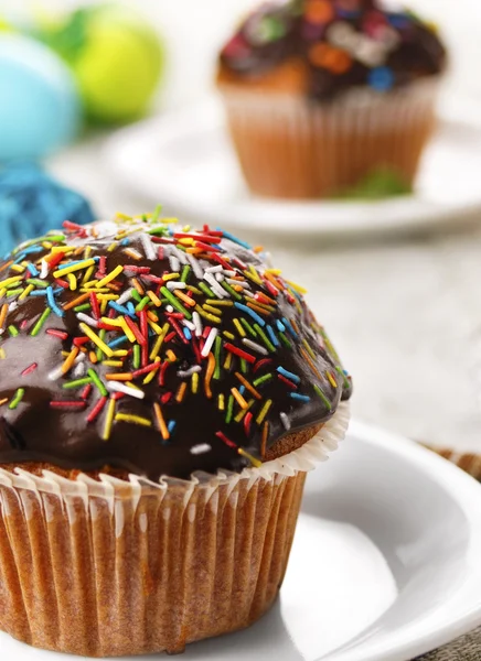 Çikolatalı muffin beyaz tabak