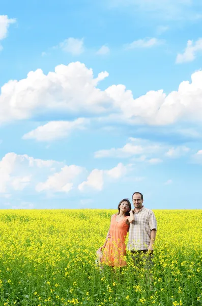 Heureux homme et femme dans la prairie jaune — Photo