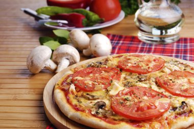 mantar ve domates pizza