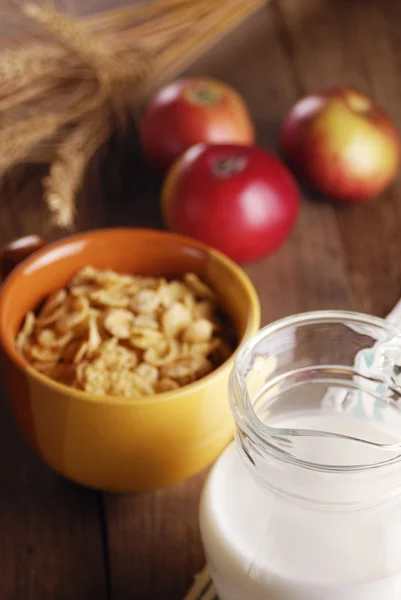 Bowl of cereals and a glass of milk — Stock Photo, Image