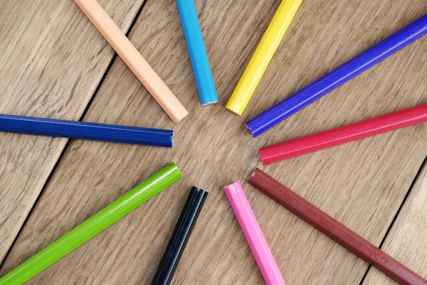 Eine Gruppe Bleistifte auf dem Holztisch — Stockfoto