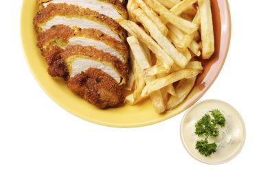 kızarmış patates ve beyaz izole arka planda tavuk