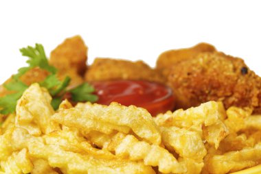 kızarmış patates ve beyaz izole arka planda tavuk