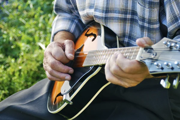 Starší muž hraje mandolínu — Stock fotografie