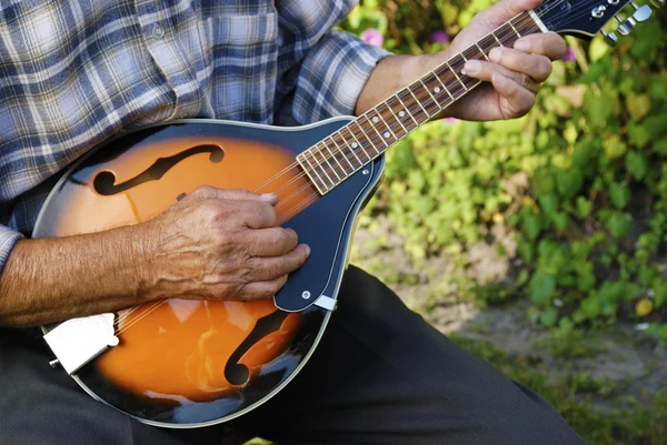 Senior man spelen mandoline — Stockfoto