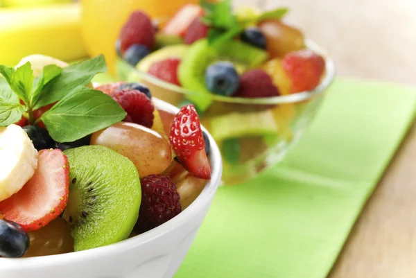 Sałatka smaczny słodki owoc w misce — Zdjęcie stockowe