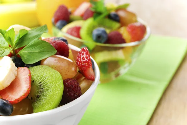 Salade de fruits sucrée et savoureuse dans le bol — Photo