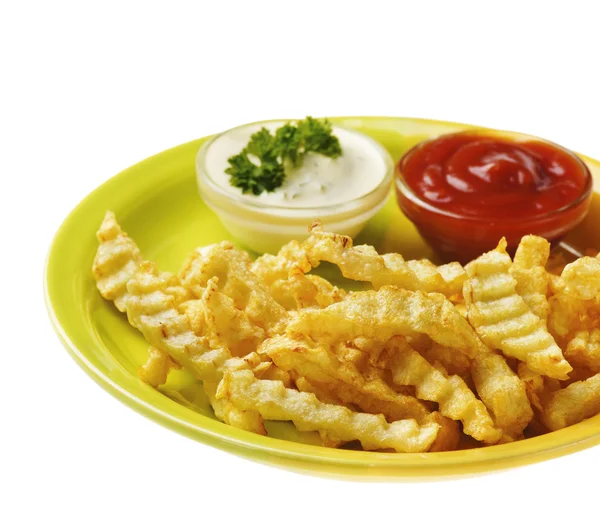 Batatas fritas e frango no fundo isolado branco — Fotografia de Stock