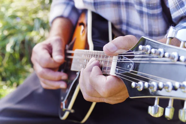 Uomo anziano giocare a mandolino — Foto Stock