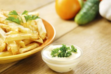 Fransız kızartması ve ahşap masa tabakta tavuk