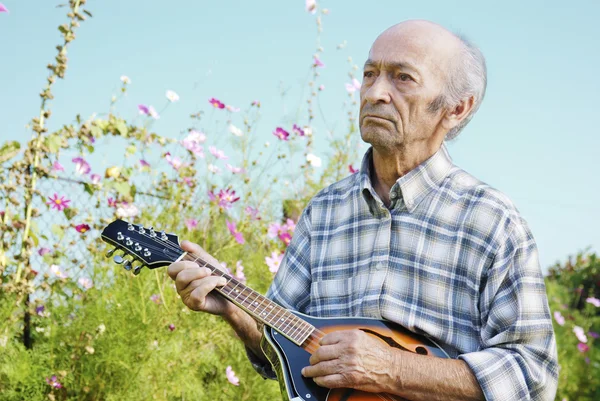 Hombre mayor tocando mandolina — Foto de Stock