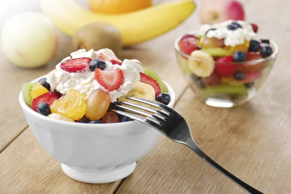 kase krem şanti ile tatlı lezzetli meyve salatası