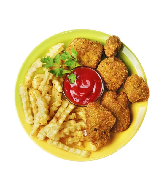 Papas fritas y pollo sobre el fondo blanco aislado —  Fotos de Stock