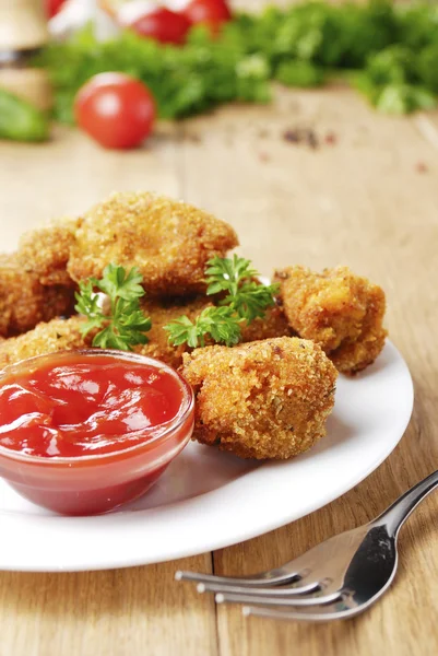 kızarmış tavuk nuggets plaka ahşap tablo