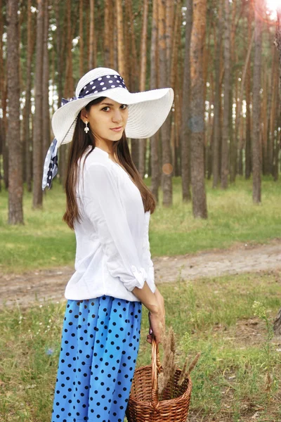 Belle fille avec panier dans la forêt — Photo