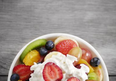 kase krem şanti ile tatlı lezzetli meyve salatası