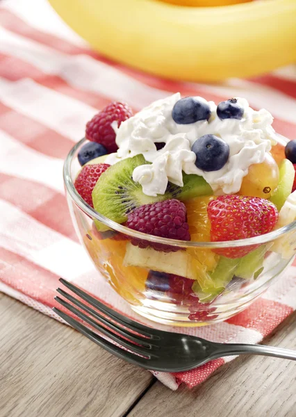 kase krem şanti ile tatlı lezzetli meyve salatası