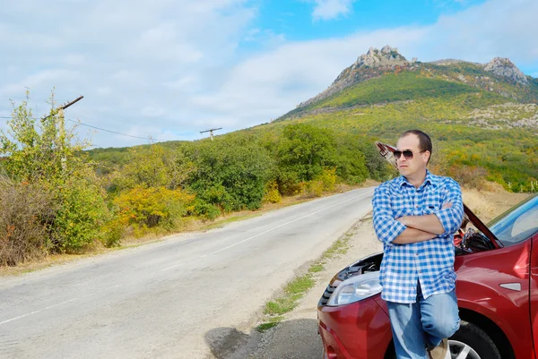 Adult man is standing near his broken car — Stock Photo, Image