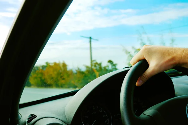 大人の男が彼の車を運転しています。 — ストック写真