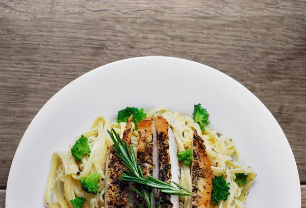 Pasta with fried chicken — Stock Photo, Image