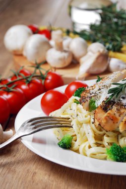 kızarmış tavuk makarna