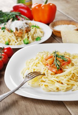 makarna karides ve ahşap masa üstünde sos ile