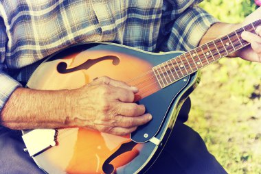 Komuta sizde oynayan mandolin