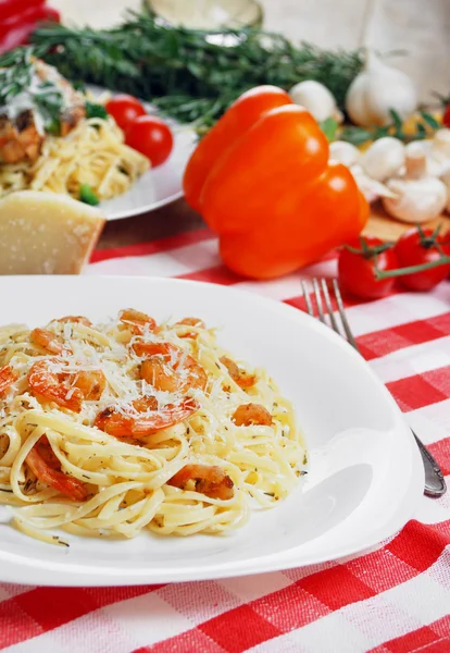 Pâtes aux crevettes et sauce sur la table en bois — Photo