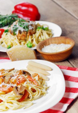 makarna ile karides ve mashrooms ahşap tablo