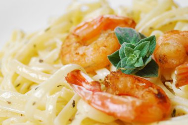 makarna karides ve ahşap masa üstünde sos ile