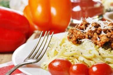 ahşap masa üzerinde bolognese makarna