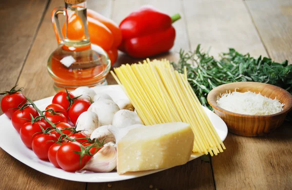 Ingredientes de massas na mesa de madeira — Fotografia de Stock