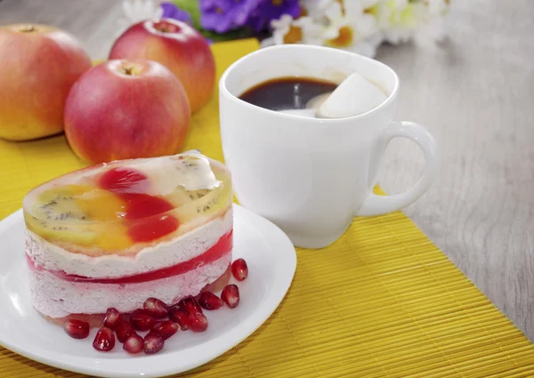 Hot coffee and tasty cake — Stock Photo, Image