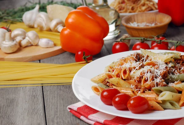 Pasta bolognese sul tavolo di legno — Foto Stock