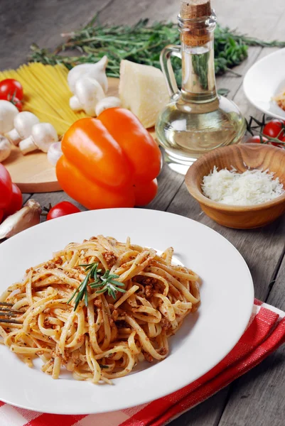 Ahşap masa üzerinde bolognese makarna — Stok fotoğraf