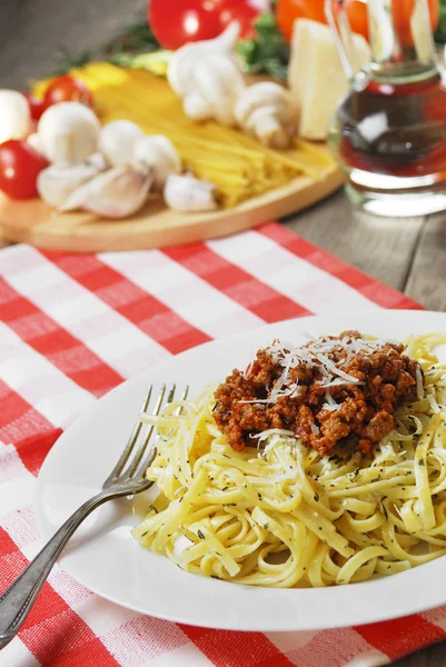 Pasta bolognese sul tavolo di legno — Foto Stock