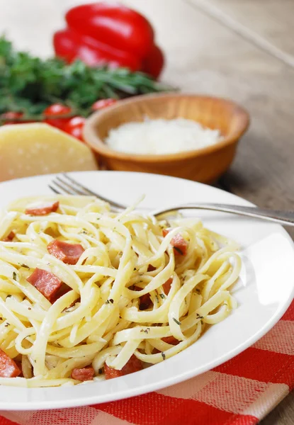 Carbonara makaron na drewnianym stole — Zdjęcie stockowe