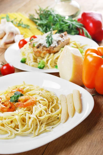 Pasta met garnalen en saus op de houten tafel — Stockfoto