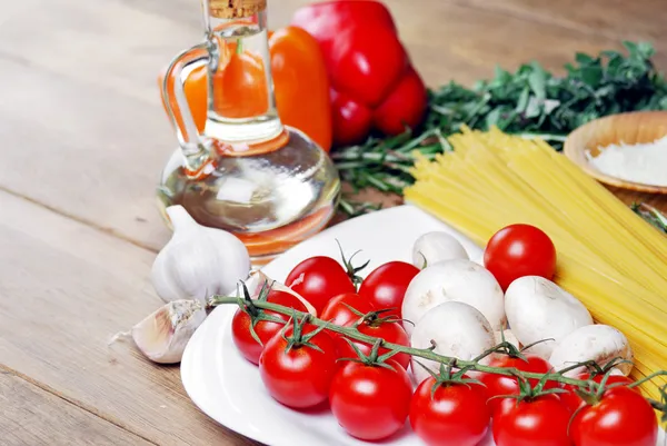 Těstoviny ingredience na dřevěný stůl — Stock fotografie