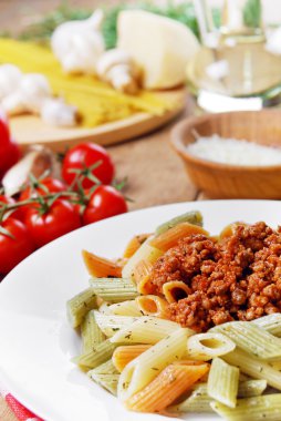 ahşap masa üzerinde bolognese makarna