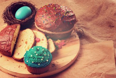 Paskalya ekmek ve kek ahşap tablo