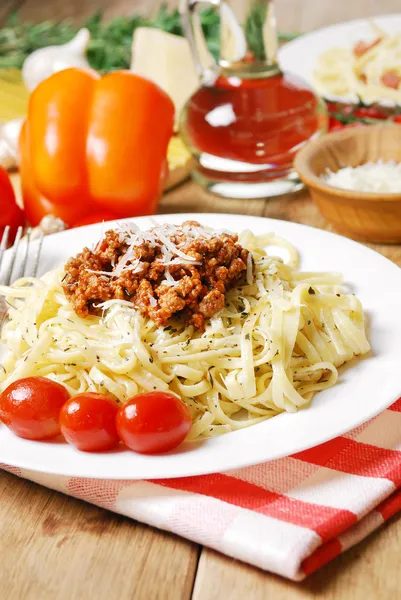 Pasta bolognese op houten tafel — Stockfoto